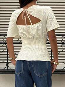 Elegante blusa de verano con textura floral, de color crema apricot, para mujer. Apta para uso casual en el trabajo, fiestas y eventos. Camisa con espalda anudada y cintura fruncida, de manga corta y diseño jacquard, con estilo y elegancia. - Albaricoque - Ver 2