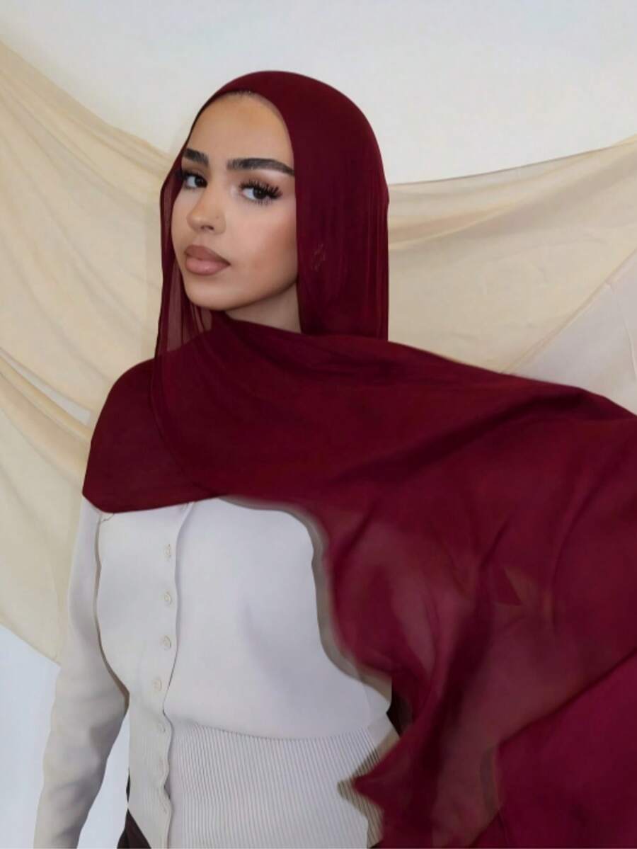 1. Khăn trùm đầu Hồi giáo bằng vải chiffon nhẹ, thoáng khí màu đỏ tía, kiểu dáng kín đáo, phù hợp cho cả sinh hoạt hàng ngày và cầu nguyện. - Màu Đỏ Sâu - Xem 1