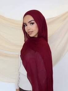 1. Khăn trùm đầu Hồi giáo bằng vải chiffon nhẹ, thoáng khí màu đỏ tía, kiểu dáng kín đáo, phù hợp cho cả sinh hoạt hàng ngày và cầu nguyện. - Màu Đỏ Sâu - Xem 3