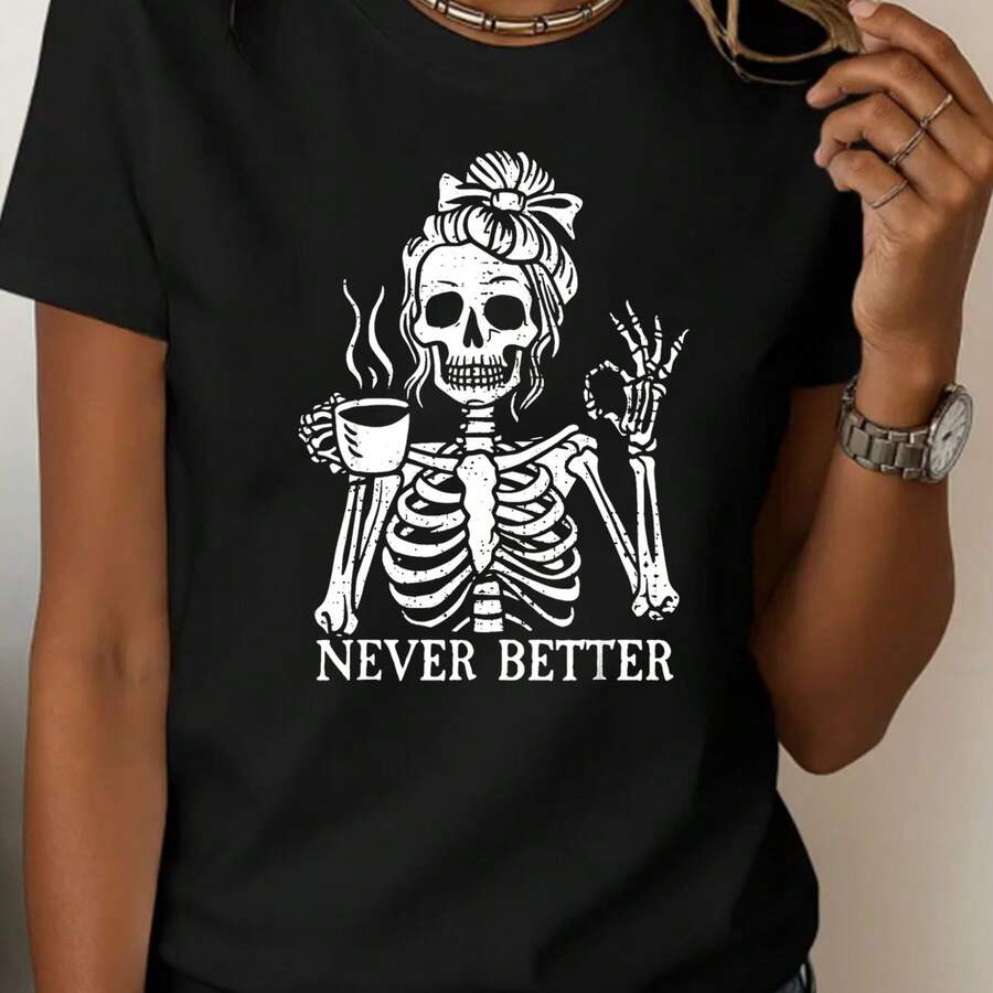 Camiseta de manga corta y cuello redondo para mujer, ideal para el verano, con estampado de taza de café con calavera y el lema "Never Better" (Nunca mejor). Su estilo es divertido y desenfadado. Confeccionada en tejido suave y transpirable, es ligera y cómoda, con un corte holgado que combina a la perfección con pantalones cortos vaqueros. - Negro - Ver 1