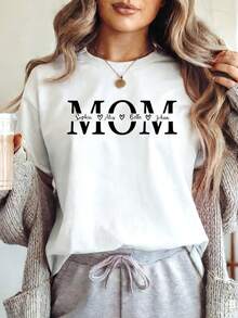 Elegante y personalizada camiseta con la palabra "Mamá", personalizable con nombre-una blusa casual y a la moda para mujer, un regalo considerado para el Día de la Madre, adecuada para mamá, abuela o madrastra; una camiseta con un tema de cariño que puede servir como un recuerdo emocional, una opción para celebraciones familiares y como tesoro cotidiano. una camiseta estampada muy distintiva / estilo unisex / adecuada tanto para hombres como para mujeres / resistente a las arrugas / transpirable - Blanco - Ver 1