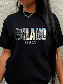 Una camiseta de manga corta para mujer con estilo retro americano, de corte holgado y con diseño estampado (los pantalones son solo para sugerencias de estilo). Esta pieza sencilla y elegante presenta un patrón de letras impresas con temática tropical, lo que la convierte en un elemento imprescindible para crear un look relajado de vacaciones, perfecto para ocasiones como el Día del Trabajo y el Día de la Independencia de México. - Negro - Ver 1