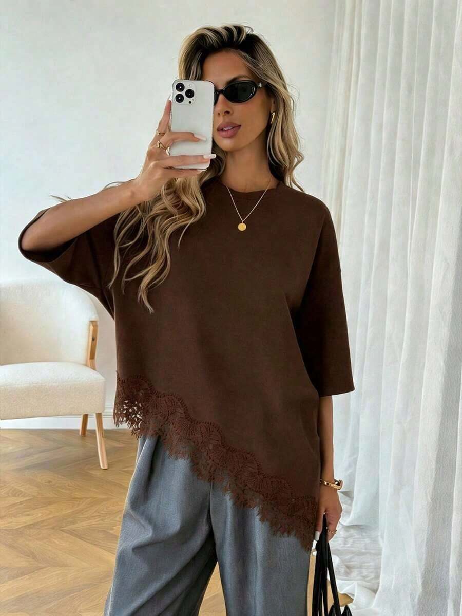 Camiseta casual de mujer con dobladillo asimétrico de encaje de unicolor, uso versátil diario, parte superior de ocio de primavera/verano, adecuada para vacaciones, verano, primavera, vacaciones de primavera y diversas ocasiones, incluyendo vestido de playa, camisa casual, ropa exterior y parte superior de verano.Marrón - Marrón - Ver 1