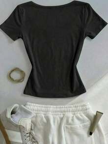 Camiseta de manga corta de corte ajustado con cuello cuadrado en color albaricoque clásico, adecuada para primavera y verano, actualmente una camiseta de moda, estética, un regalo para hermanos y hermanas, un regalo para mamá, regalo del Día de la Madre, top de moda casual y sencillo - Negro - Ver 2