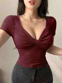 Camiseta corta de mujer con cuello en V, manga corta y ajustada - Rojo - Ver 1