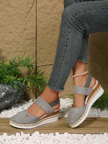 Mila Footwear 女士加大码坡跟厚底闭趾灰色绳底沙滩度假风凉鞋，夏季新款撞色弹力带罗马凉鞋 - 灰色 - 查看 4
