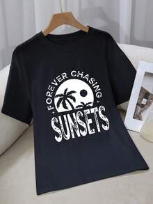 Camiseta de mujer de talla grande con estampado de palmeras y olas en blanco y negro - Camiseta casual de manga corta y cuello redondo para playa con el eslogan "Forever Chasing Sunsets", camiseta hawaiana para vacaciones, corte relajado para conjuntos de verano, estilo Y2k. - Negro - Ver 10