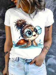 Women's T-Shirt With A Cartoon Turtle Design, White Version, Featuring A Turtle With Blue-Framed Glasses, Curly Hair, A Happy Expression, And Playing In The Water. The Design Is Fun And Playful, Suitable For Everyday Wear, Holiday Party Outfits, Seasonal Celebrations, And The Print Is Full Of Joy, Making It An Ideal Choice For Seasonal Clothing. 100% Cotton. - 黑色 - 查看 1
