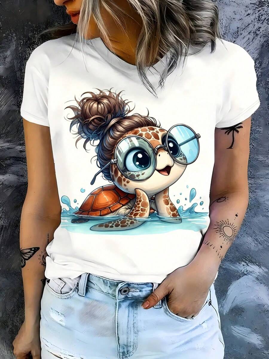 Women's T-Shirt With A Cartoon Turtle Design, White Version, Featuring A Turtle With Blue-Framed Glasses, Curly Hair, A Happy Expression, And Playing In The Water. The Design Is Fun And Playful, Suitable For Everyday Wear, Holiday Party Outfits, Seasonal Celebrations, And The Print Is Full Of Joy, Making It An Ideal Choice For Seasonal Clothing. 100% Cotton. - 黑色 - 查看 1