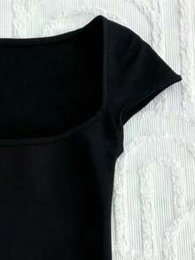 Camiseta de mujer de unicolor con cuello cuadrado y mangas cortas, versátil para uso diario y salidas - Negro - Ver 4