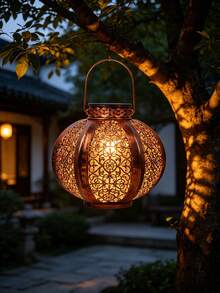 1个太阳能花园灯，金属镂空锻铁灯笼，多功能壁挂式/吊挂式灯，LED投影灯，适用于家居装饰、室内装饰、花园装饰、草坪、台阶、生日、派对、节日等各种场合。是馈赠亲朋好友的理想礼物。 - 彩色 - 查看 8