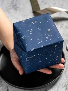 1 pieza Papel de regalo azul profundo con estampado dorado de estrellas, con líneas de guía de corte para un recorte fácil, material grueso. Hecho a mano para manualidades DIY, diarios de balas, arreglos florales, cajas de regalo y decoración de obsequios para fiestas. Para empaquetar regalos de cumpleaños, bodas, fiestas y regreso a clases. - Azul profundo - Ver 8