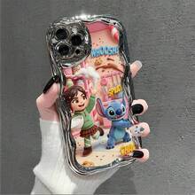 Disney Lilo & Stitch Phone Case, Cartoon Art Protective Cover. Compatible With IPhone 17, 16, 15, 14, 13, 12, 11 Pro Series, Featuring Plush Stitch And Vanellope From Wreck-It Ralph In A Pink Candy Kitchen With Baking Chaos And "CHAOS" Letter Print, Perfect For Animation Fans, Ideal For Birthdays, Holidays, Anniversaries, Graduation Gifts, Or Any Special Occasion To Surprise Family, Friends, Classmates, And Loved Ones. - 銀色 - 查看 2