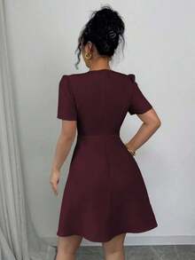 Vestido mini elegante para ir a trabajar, de primavera y verano, con escote cruzado en V, doble botonadura, decoración en forma de A y mangas cortas, en color liso al estilo francés para mujeres - Morado - Ver 9