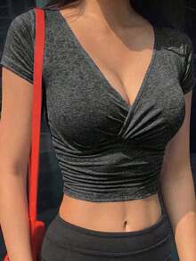 Camiseta corta de verano para mujer de unicolor, con escote en V cruzado, manga corta y ajustada, para uso casual y de vacaciones - Gris Oscuro - Ver 1