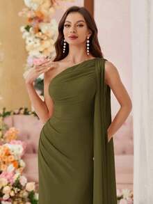 Belle Vestido de dama de honor de gasa con hombro asimétrico y detalles drapeados (adulto) - Verde militar - Ver 3