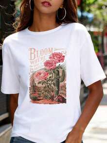 Camisetas: Camiseta blanca de manga corta, decorada con un patrón de cactus rosa del desierto y el eslogan "Nacido en otra parte, floreciendo aquí" -- Camiseta casual de cuello redondo, adecuada para uso diario, lavable a máquina, con estampado de plantas, ideal para conjuntos cotidianos. - Blanco - Ver 1