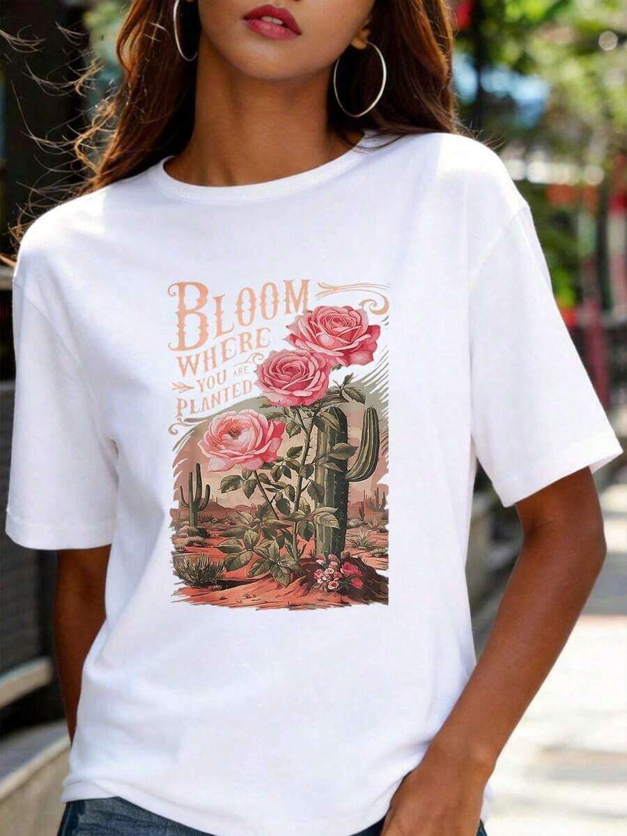 Camisetas: Camiseta blanca de manga corta, decorada con un patrón de cactus rosa del desierto y el eslogan "Nacido en otra parte, floreciendo aquí" -- Camiseta casual de cuello redondo, adecuada para uso diario, lavable a máquina, con estampado de plantas, ideal para conjuntos cotidianos. - Blanco - Ver 1