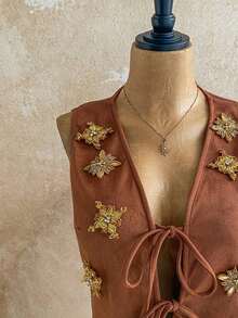 Top de tanque sin mangas de estampado tropical para mujer con cuello en V, frente atado y mangas acampanadas para vacaciones - Óxido marrón - Ver 4