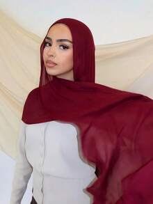 1. Khăn trùm đầu Hồi giáo bằng vải chiffon nhẹ, thoáng khí màu đỏ tía, kiểu dáng kín đáo, phù hợp cho cả sinh hoạt hàng ngày và cầu nguyện. - Màu Đỏ Sâu - Xem 1