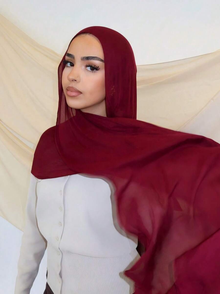 1. Khăn trùm đầu Hồi giáo bằng vải chiffon nhẹ, thoáng khí màu đỏ tía, kiểu dáng kín đáo, phù hợp cho cả sinh hoạt hàng ngày và cầu nguyện. - Màu Đỏ Sâu - Xem 1