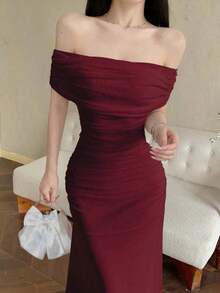 Vestido largo elegante de mujer con hombros descubiertos, cintura fruncida y malla, adecuado para bodas, eventos formales y fiestas de gala - Burdeos - Ver 2