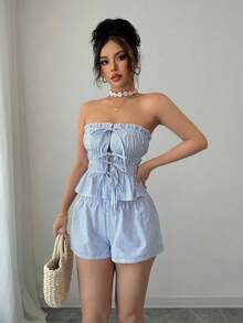 Set de 2 piezas de vacaciones de verano: Top corto con volantes en el bajo, sin tirantes y con lazo delantero en rayas azules + Shorts de cintura elástica - Azul y blanco - Ver 5