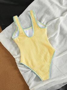 Traje de baño de una pieza con contraste de color verde menta y amarillo, con características de tirantes anchos, cuello en U, espalda abierta, Bottom triangular, líneas de pierna favorecedoras, estilo francés vintage relajado, adecuado para playa, surf, sesión de fotos, vacaciones, fiesta - Amarillo - Ver 5