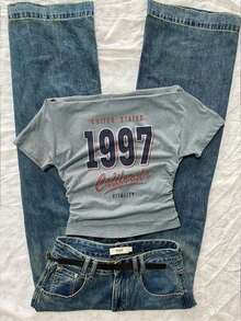 Camiseta corta de manga corta ajustada con hombros descubiertos, estampado retro de coche inglés y pliegues en la cintura, en color rosa, adecuada para el verano, el estilo callejero y el aeropuerto - Gris Claro 2 - Ver 1