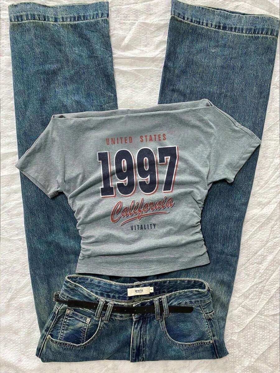 Camiseta corta de manga corta ajustada con hombros descubiertos, estampado retro de coche inglés y pliegues en la cintura, en color rosa, adecuada para el verano, el estilo callejero y el aeropuerto - Gris Claro 2 - Ver 1