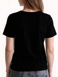 Camiseta casual de manga corta para mujer con estampado de mochila azul que muestra lápices, reglas, manzanas y crayones para un estilo universitario, cuello redondo, tela transpirable, ropa casual de primavera/verano, camiseta para mujer, moda de temporada, diseño artístico, material suave - Atuendo para el Día de San Patricio - Ropa de verano para mujer - Blusas para mujer - Blusas de verano - Ropa de vacaciones para mujer - Camiseta vintage de estilo callejero unisex, holgada, de algodón, manga corta y cuello redondo. blusas.blusas casuales para dama. - Negro - Ver 2
