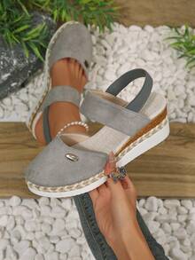 Mila Footwear 女士加大码坡跟厚底闭趾灰色绳底沙滩度假风凉鞋，夏季新款撞色弹力带罗马凉鞋 - 灰色 - 查看 3