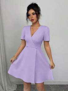 Vestido mini elegante para ir a trabajar, de primavera y verano, con escote cruzado en V, doble botonadura, decoración en forma de A y mangas cortas, en color liso al estilo francés para mujeres - Morado - Ver 3