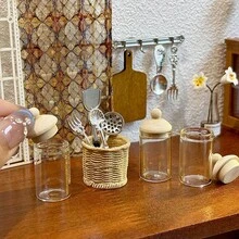 Bộ đồ dùng nhà bếp thu nhỏ tinh tế này bao gồm các hũ đựng gia vị mini, xô nhỏ, thìa, dĩa và nĩa. Được chế tác tỉ mỉ theo tỷ lệ 1:12, nó là vật trang trí không thể thiếu cho nhà búp bê, cũng như bộ đồ dùng và trang trí cho nhà bếp búp bê, và cả một đạo cụ chụp ảnh mini. - Một cỡ - Xem 1