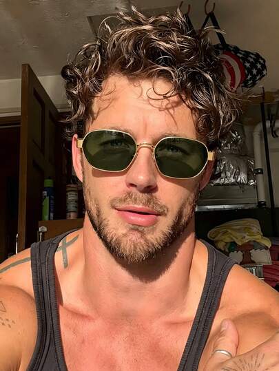 1 pieza Gafas de moda geométricas para hombre, ligeras y duraderas con marco de metal y lentes suaves de color verde grisáceo, estilo vintage adecuado para vacaciones y todas las estaciones, con estuche