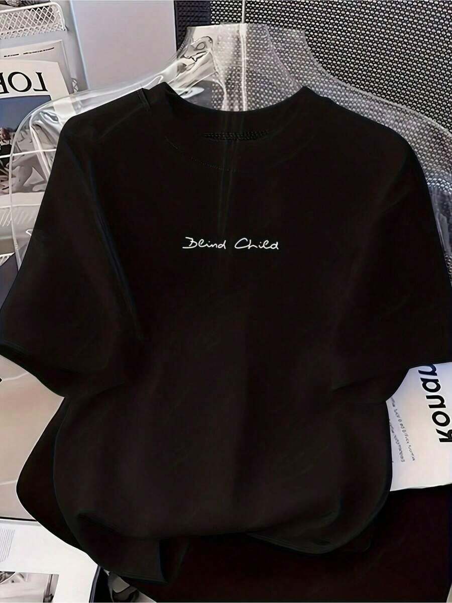 Unique And Modern T-Shirt With A Minimalist Design And Stylized White Lettering, Perfect For A Stylish Y2K Look. Ideal For Any Occasion And Will Help You Stand Out From The Crowd. Buy Your T-Shirt Now And Effortlessly Complete Your Urban Style. - 黑色 - 查看 1