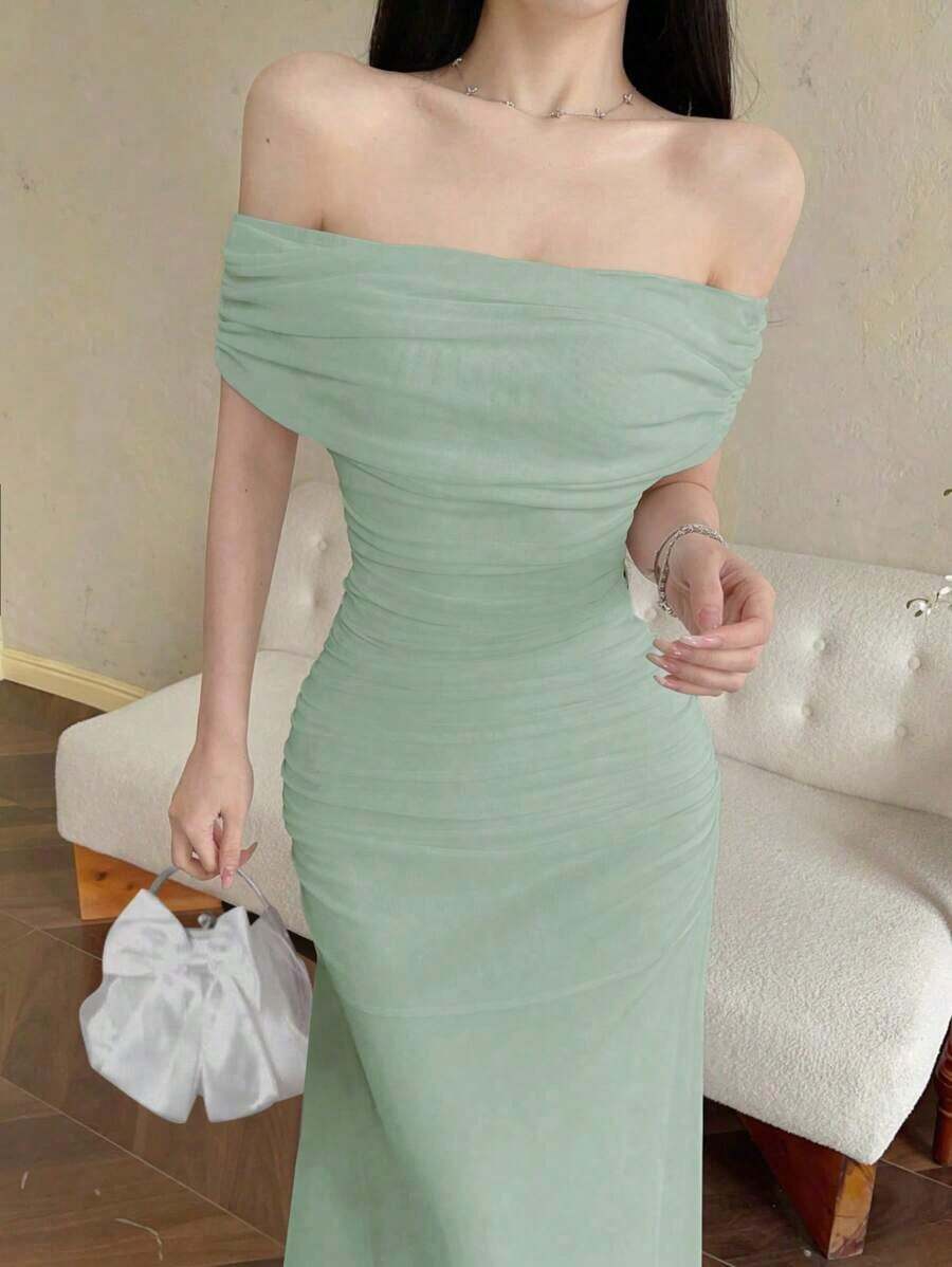 Vestido largo elegante de mujer con hombros descubiertos, cintura fruncida y malla, adecuado para bodas, eventos formales y fiestas de gala - verde menta - Ver 1