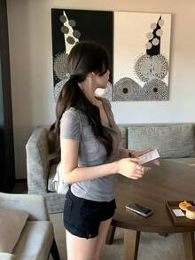 女款素色亨利領鈕扣設計T恤，收腰優雅短袖上衣夏季款 - 灰色 - 查看 5