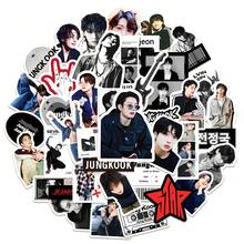 50張 Jung/K00k INS風格標籤貼紙，適用於日記本、筆記本、滑板車和水杯。多款獨特設計不重複。送給同好粉絲的絕佳禮物，打造可愛粉絲空間的完美選擇。 - 彩色 - 查看 2