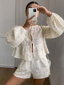 Conjunto informal de 2 piezas con blusa de manga farol con lazo delantero con estampado floral y pantalones cortos para mujer en otoño. Set de 2 piezas con tela texturizada de unicolor y tela bordada. Conjunto de camisa de encaje con cordones y pantalones cortos de manga larga. - Albaricoque - Ver 1
