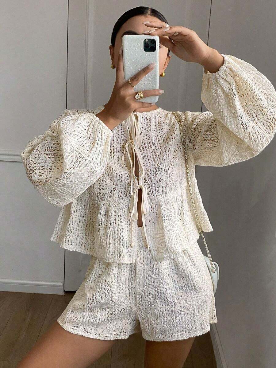 Conjunto informal de 2 piezas con blusa de manga farol con lazo delantero con estampado floral y pantalones cortos para mujer en otoño. Set de 2 piezas con tela texturizada de unicolor y tela bordada. Conjunto de camisa de encaje con cordones y pantalones cortos de manga larga. - Albaricoque - Ver 1