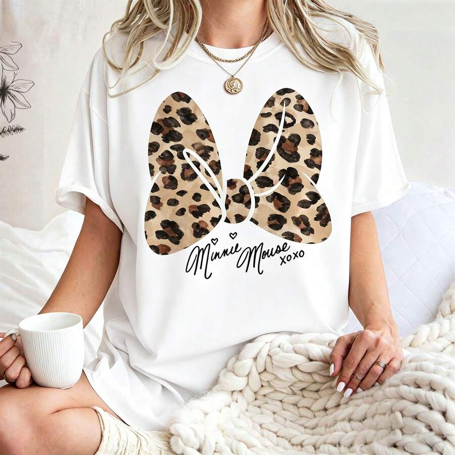Disney Minnie Mouse Leopard Bow ComfortColors Shirt, Disney Girls Shirt, Disney Aesthetic Shirt, Disneyworld Shirt, Disney Womens Shirt Disney Oversized T-Shirt - 白色 - 查看 1