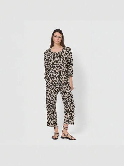 Tramas+ Schwarzes Viskose-Midi-Set von Louvre mit Leopardenmuster – Langarm-Top mit Rundhalsausschnitt, Hose mit mittelhohem Bund und geradem Bein – Komfort und Stil dank elastischem Bund – Erhältlich in den Größen S, M, L und XL – Ideal für einen vielseitigen und eleganten Look – Perfekt für jede Jahreszeit