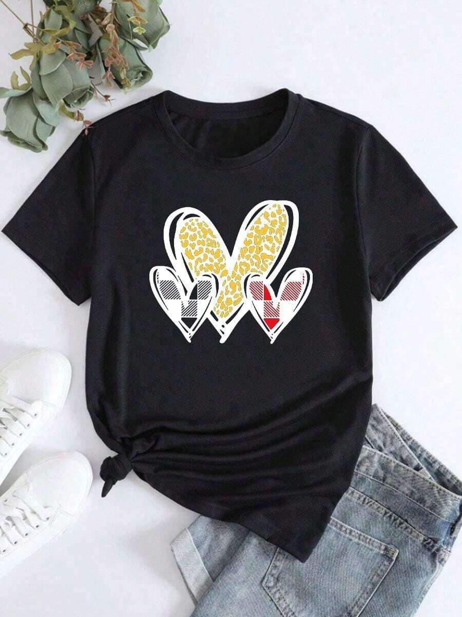 Camiseta de manga corta con cuello redondo para mujer, estampada con tres diferentes diseños de corazones a cuadros.Sencillo, elegante y versátil. - Negro - Ver 1