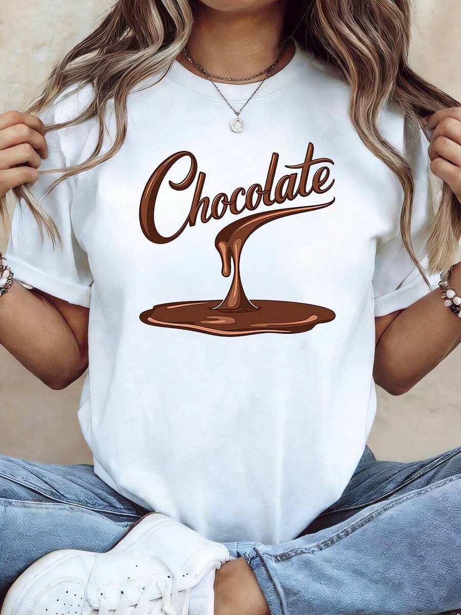 Elegante camiseta de uso diario para mujer de talla grande, con estampado de patrón temático de chocolate y estilo de ilustración retro americana. Perfecta para tiendas de postres, mercados de alimentos, paseos informales y reuniones con amigos. Camiseta de moda chic de manga corta. - Blanco - Ver 1