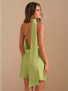 Vestido mini de satén elegante con hombros asimétricos y espalda descubierta en unicolor amarillo crema, vestido mini elegante con estampado, vestido mini sexy con espalda descubierta, vestido mini de satén amarillo con espalda descubierta, vest - Verde Oliva - Ver 2