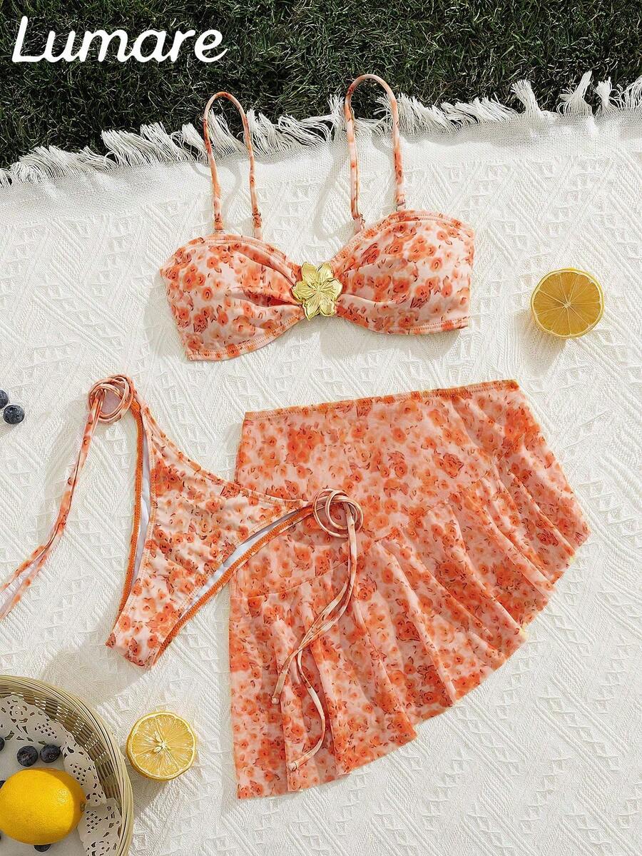 Conjunto de biquíni de 3 peças com estampa floral sexy, composto por camisola, calcinha com amarração lateral e saia assimétrica com babados na barra. Tecido com elasticidade média. Ideal para férias, praia, piscina e como conjunto de biquíni para o verão. - Multicolorido - Ver 1