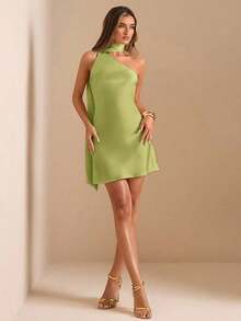 Vestido mini de satén elegante con hombros asimétricos y espalda descubierta en unicolor amarillo crema, vestido mini elegante con estampado, vestido mini sexy con espalda descubierta, vestido mini de satén amarillo con espalda descubierta, vest - Verde Oliva - Ver 4