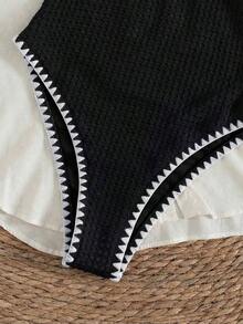 Traje de baño de una pieza con contraste de color verde menta y amarillo, con características de tirantes anchos, cuello en U, espalda abierta, Bottom triangular, líneas de pierna favorecedoras, estilo francés vintage relajado, adecuado para playa, surf, sesión de fotos, vacaciones, fiesta - Negro - Ver 8
