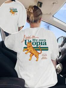 Camiseta Blanca para Mujer con Lema en Griego - Estampado Frontal/Trasero con "Live in My Own Utopia" y Frases Griegas, Cuello Redondo Casual, Manga Corta, Corte Relajado para Ropa Casual, Ropa de Estilo Griego (Diseño Inspirado en Tobias Schneeba, Camiseta Y2k) - Blanco - Ver 1
